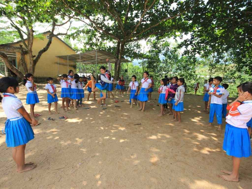 Sự thoải mái trong vận động là yếu tố then chốt khi mua váy học sinh cấp 1