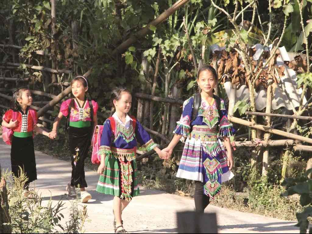 Màu sắc cần phối hợp hài hòa khi may váy học sinh cấp 1