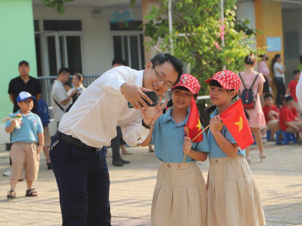 Bạn cần chọn đúng kích thước khi mua váy học sinh cấp 1 cho trẻ