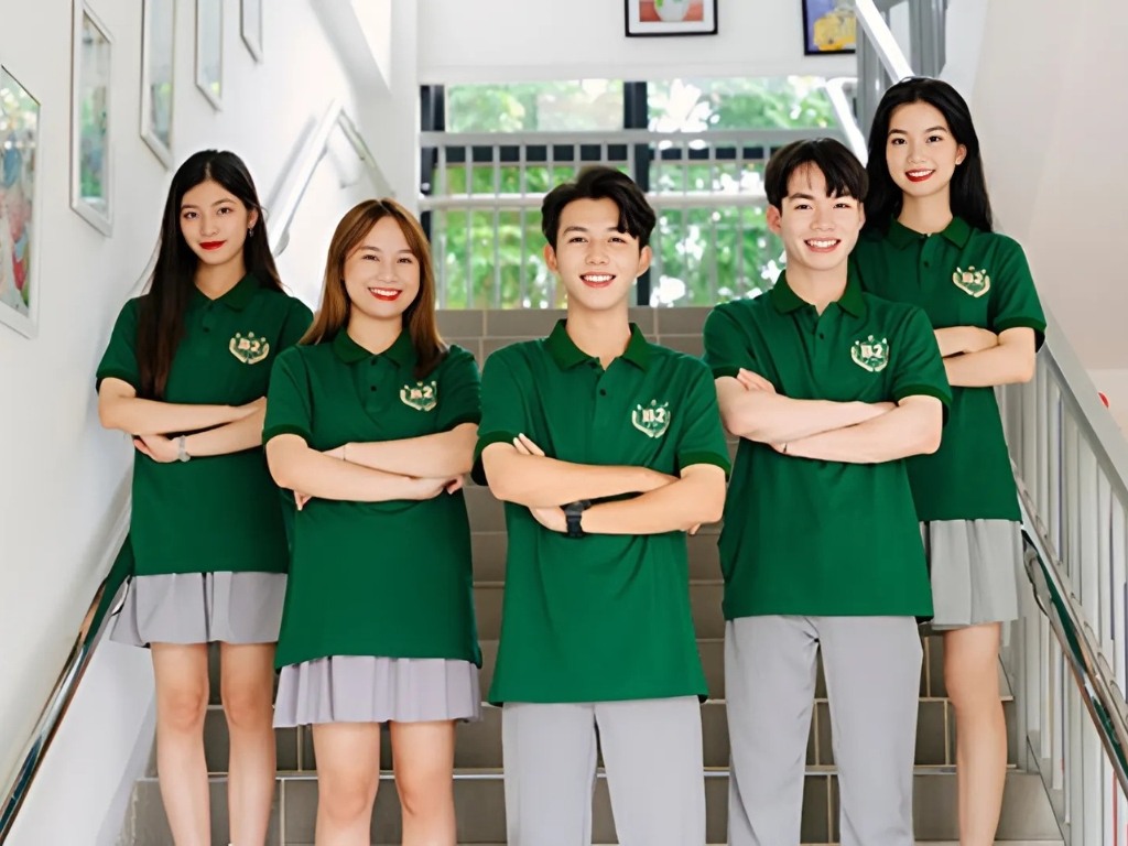 Hiện nay màu áo nhóm xanh rêu được ưa chuộng vì sự trang nhã và dễ phối đồ