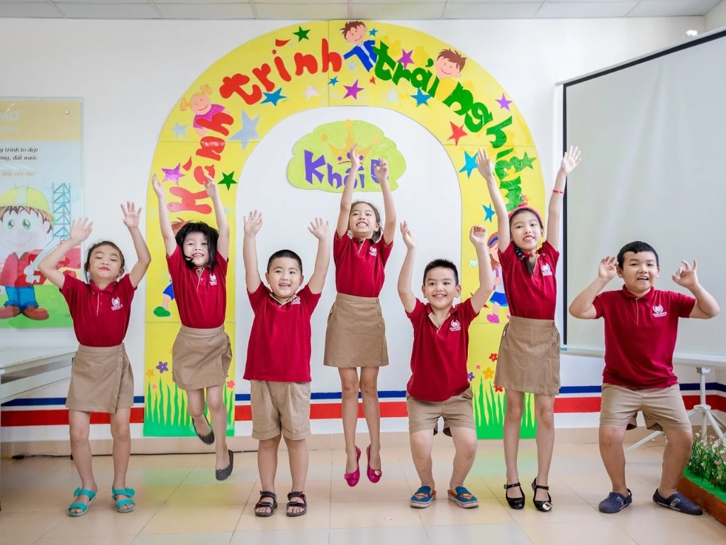 Màu áo nhóm đỏ thể hiện sự năng động và vui vẻ