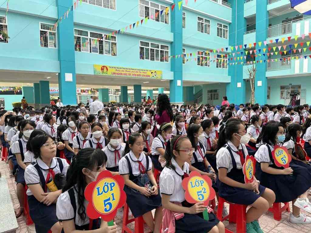 Mẫu váy chữ A trông trẻ rất dễ thương khi mặc