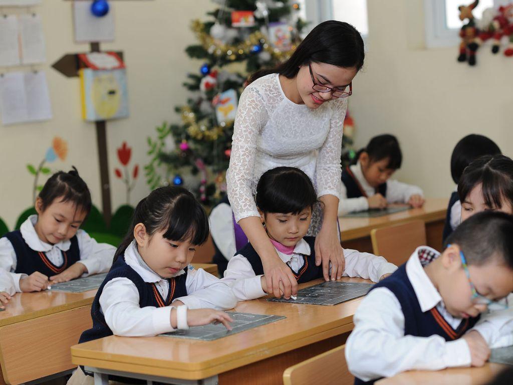 Mẫu Áo gile kết hợp sơ mi mang đậm phong cách học đường cổ điển