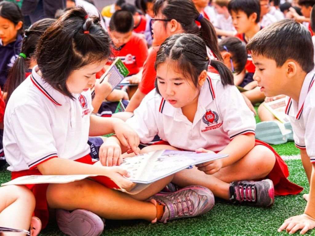 Áo Polo kết hợp hài hòa giữa nét lịch sự của sơ mi và sự năng động của áo thun