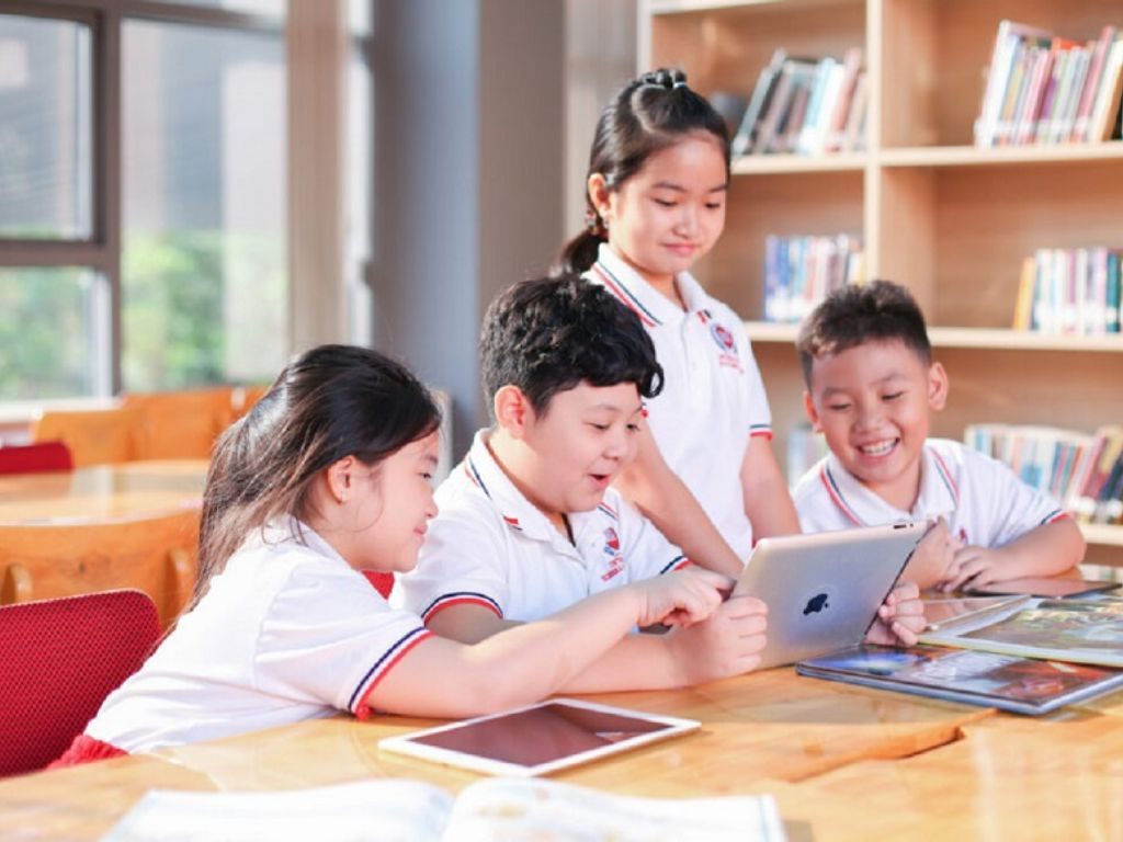 Áo vừa vặn giúp trẻ thoải mái khi hoạt động