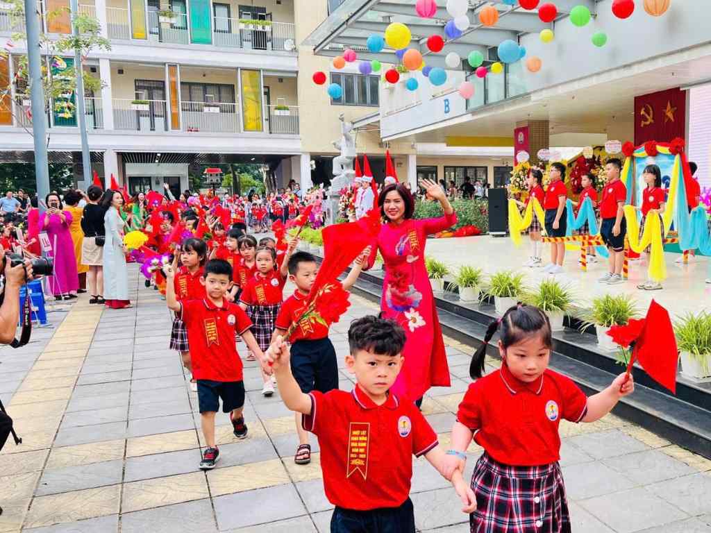 Mua áo đồng phục học sinh cấp 1 cần đảm bảo khả năng thấm hút mồ hôi