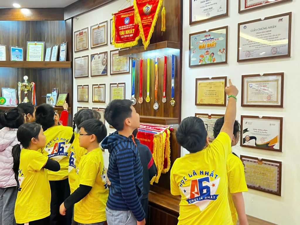 May đồng phục cần sử dụng vải thấm mồ hôi để trẻ thoải mái hoạt động