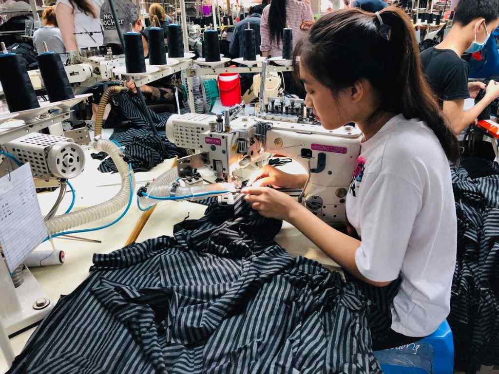 Bạn nên đặt may số lượng lớn tại xưởng để có mức giá tốt nhất