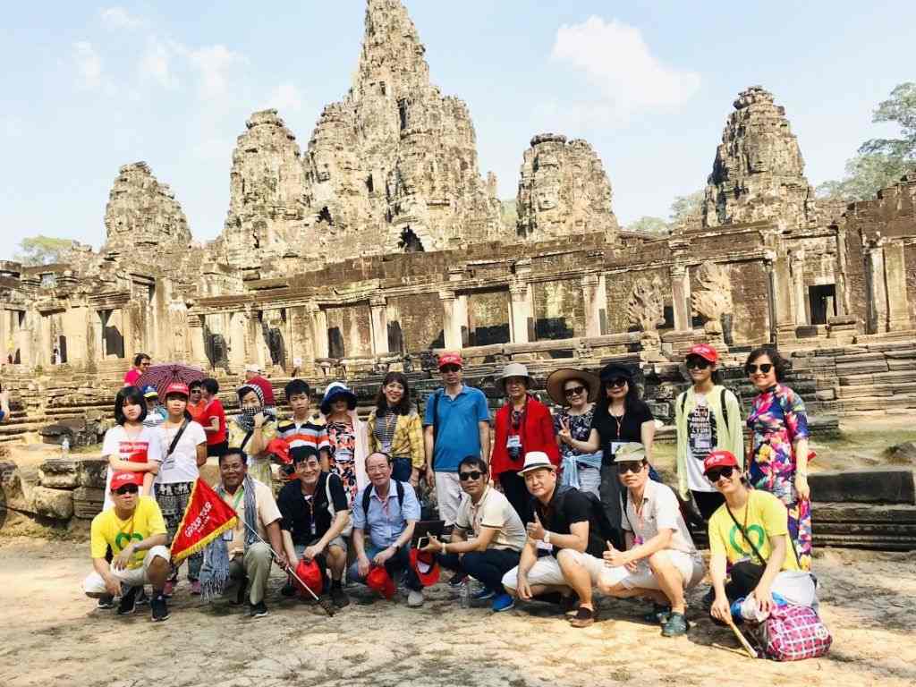 Đồng phục nhóm cho tour campuchia 30 4 cần thoải mái cho người mặc