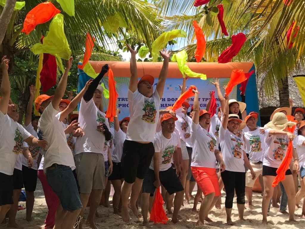 Bạn nên chọn màu sắc tươi sáng, rực rỡ để phù hợp với không khi biển