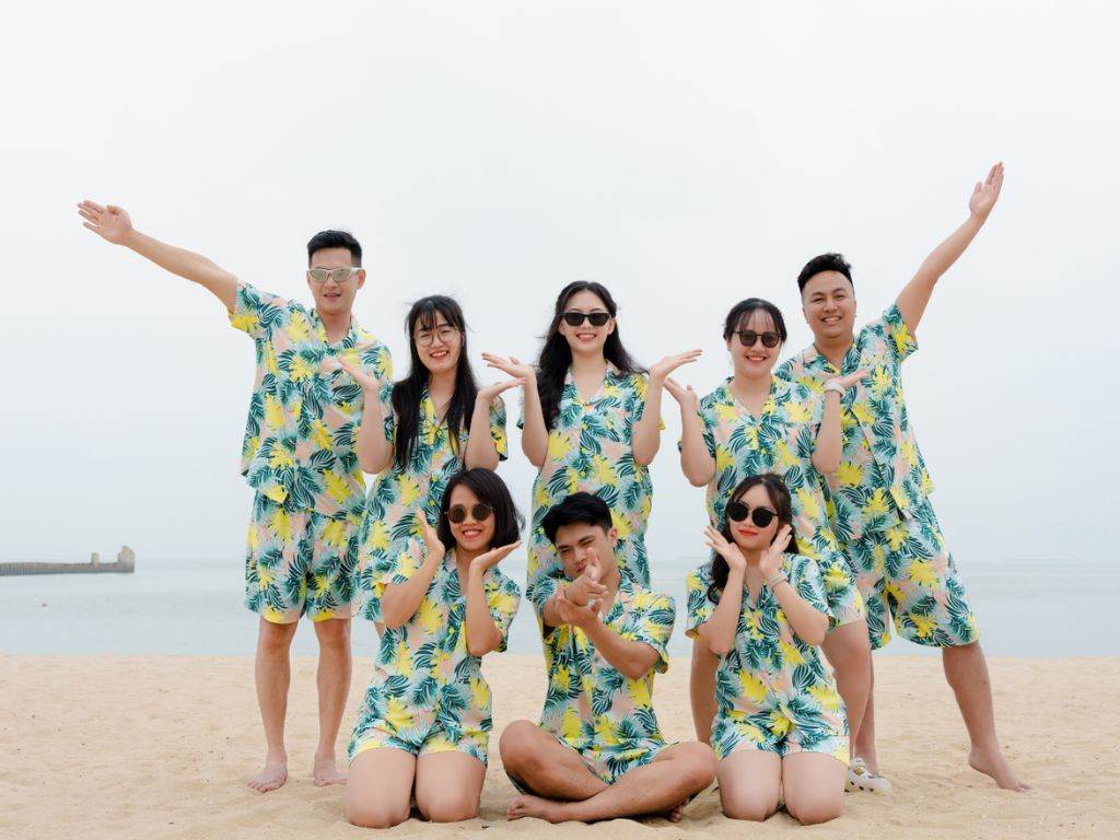 Áo thun họa tiết thể hiện sự nổi bật, trẻ trung