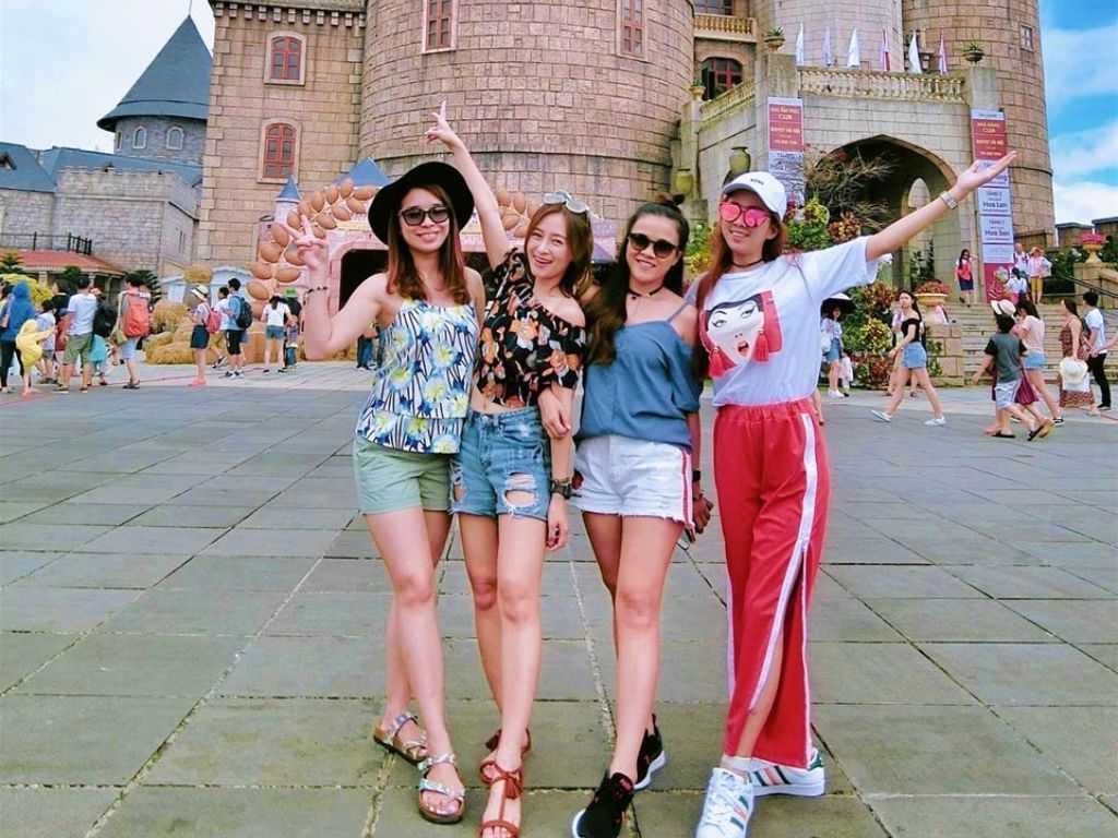 Bạn hãy lựa chọn trang phục mỏng nhẹ cho chuyến du lịch Đà Nẵng dịp 30/4