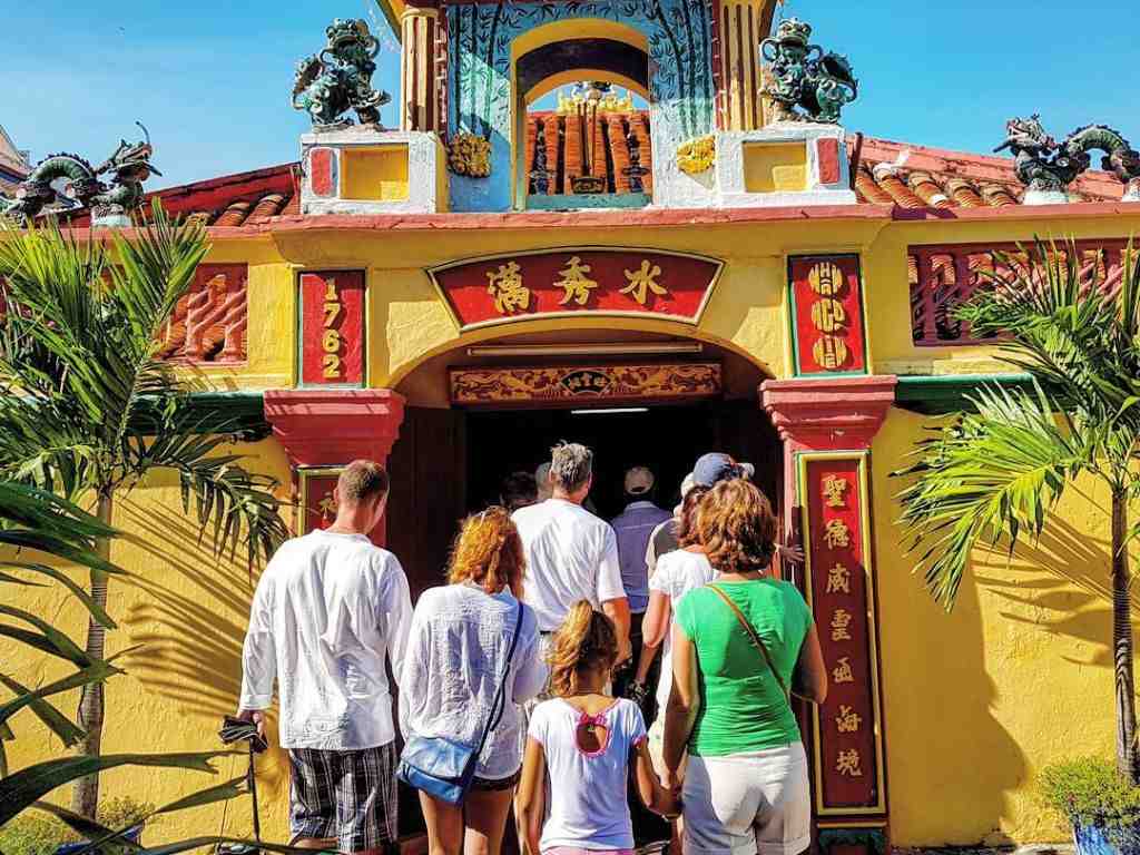 Bạn nên sử dụng trang phục lịch sự khi đến chùa, đền