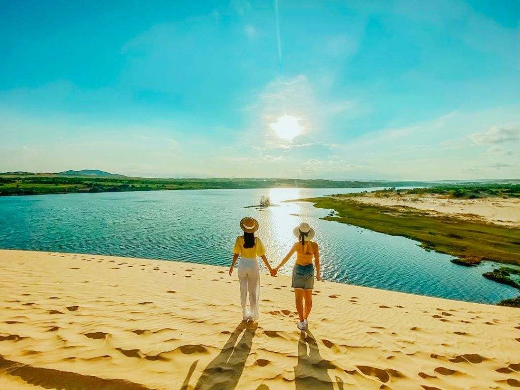 Bàu Trắng - Bàu Sen mang đến một khung cảnh thiên nhiên đối lập đầy ấn tượng