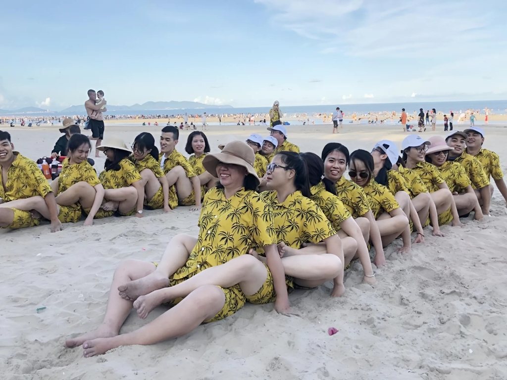 Bạn nên chọn áo nhóm đi du lịch vũng tàu 30 4 có gam màu tươi sáng