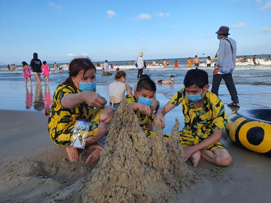 Áo nhóm du lịch vũng tàu 30 4 được chọn kỹ giúp mọi người dễ nhận diện nhau hơn