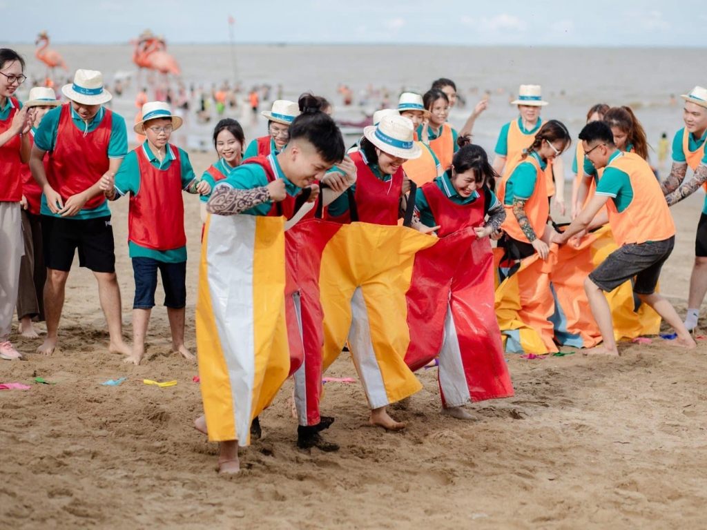 Áo nhóm kiểu polo mang lại sự thoải mái cho hoạt động ngoài trời