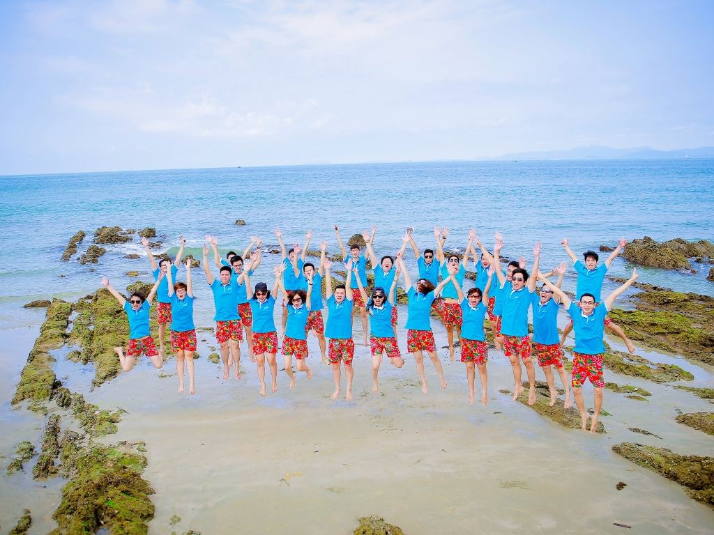 Bạn nên chọn áo nhóm có gam màu rực rỡ cho tour du lịch lễ 30 4