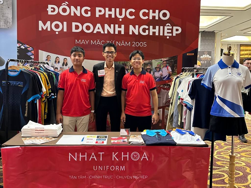 Nhất Khoa Uniform chuyên may in áo nhóm cho tour du lịch lễ 30 4