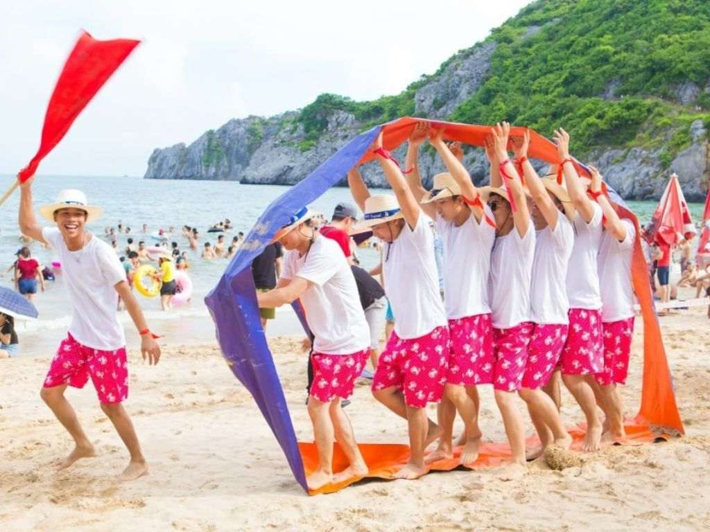 Bạn có thể đi biển để tận hưởng nắng vàng, biển xanh