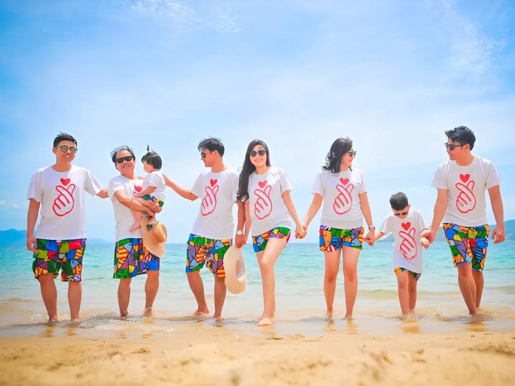 Bạn nên ưu tiên kiểu dáng áo nhóm đơn giản để tối ưu chi phí