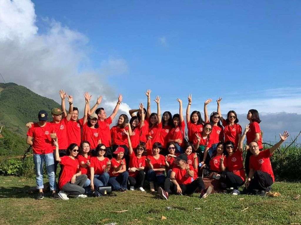 Mặc áo đồng phục để tạo điểm nhấn chào mừng 30 4 1 5