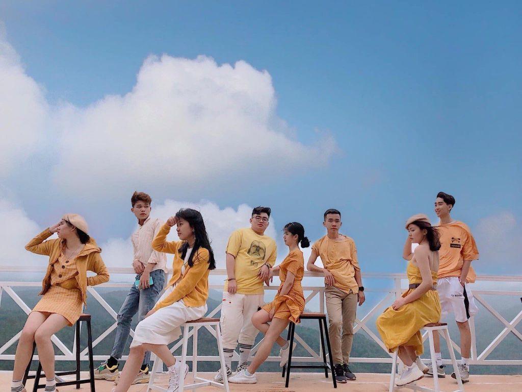 Đoàn có người trẻ thì bạn sẽ cảm thấy thoải mái hơn khi đi tour