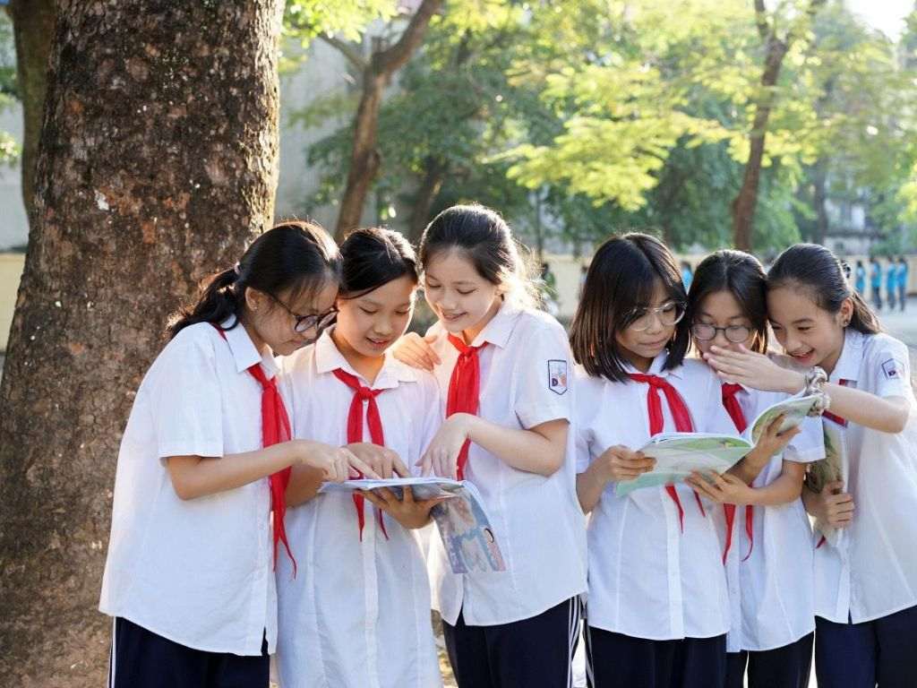 Quần áo đồng phục cấp 2 thường đi kèm khăn quàng đỏ