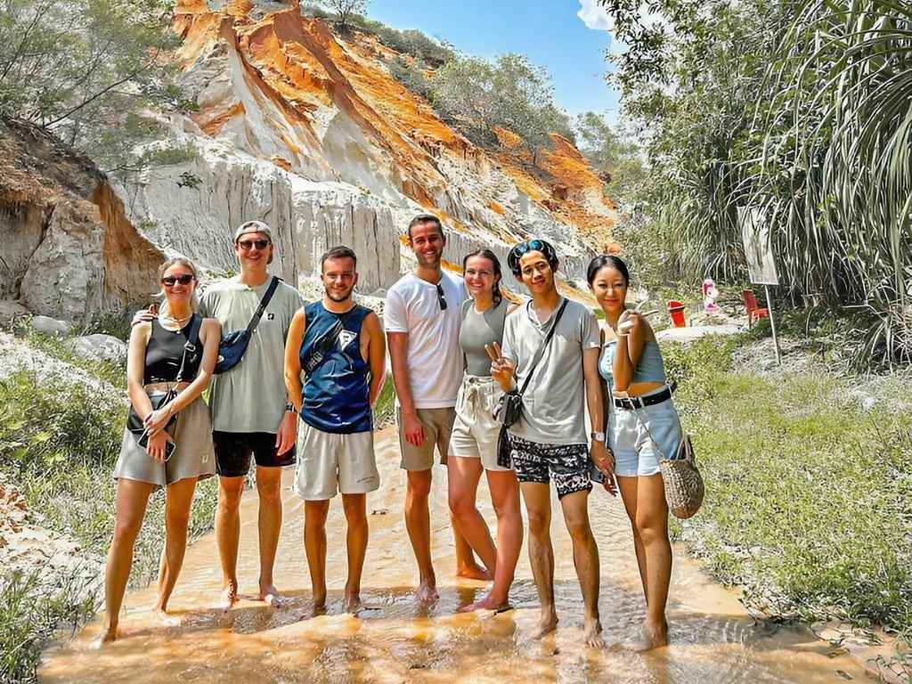 Dạo bước giữa dòng Suối Tiên mát lạnh rất đáng để bạn trải nghiệm khi đi Mũi Né