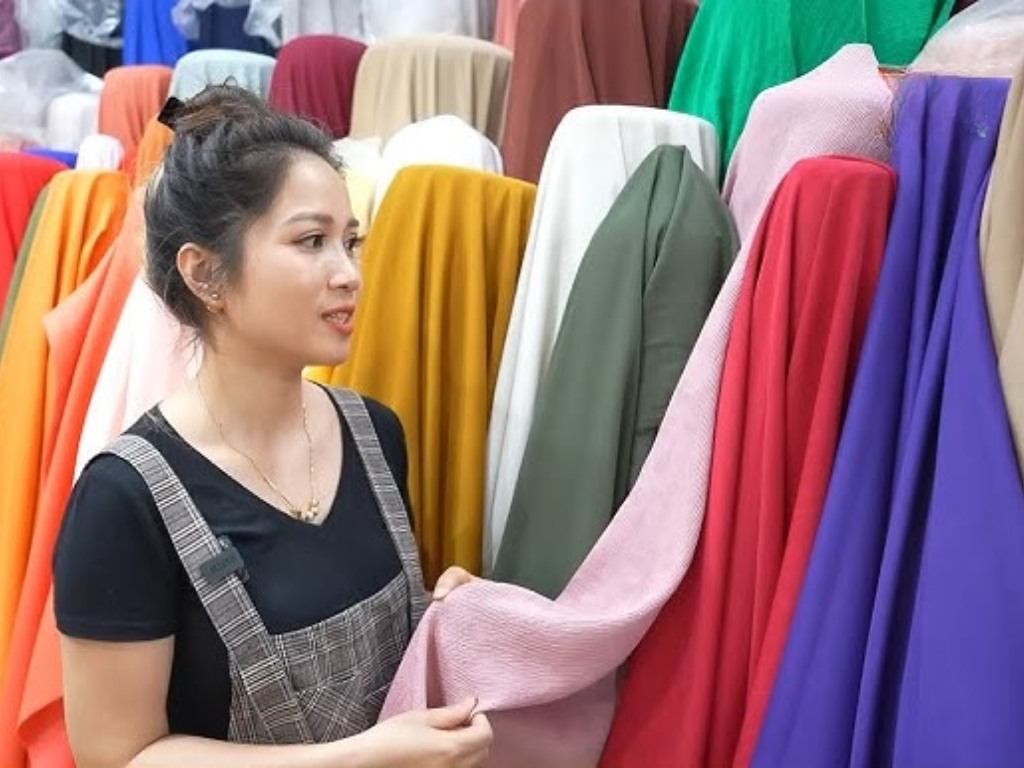 Bạn nên ưu tiên xem mẫu vải thực tế để cảm nhận chính xác chất liệu và màu sắc