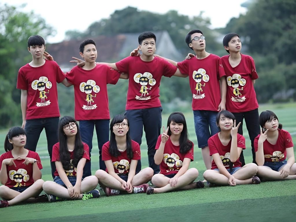 Việc chọn màu áo hài hòa với thiết kế giúp cho hình in có thể nổi bật và gây ấn tượng