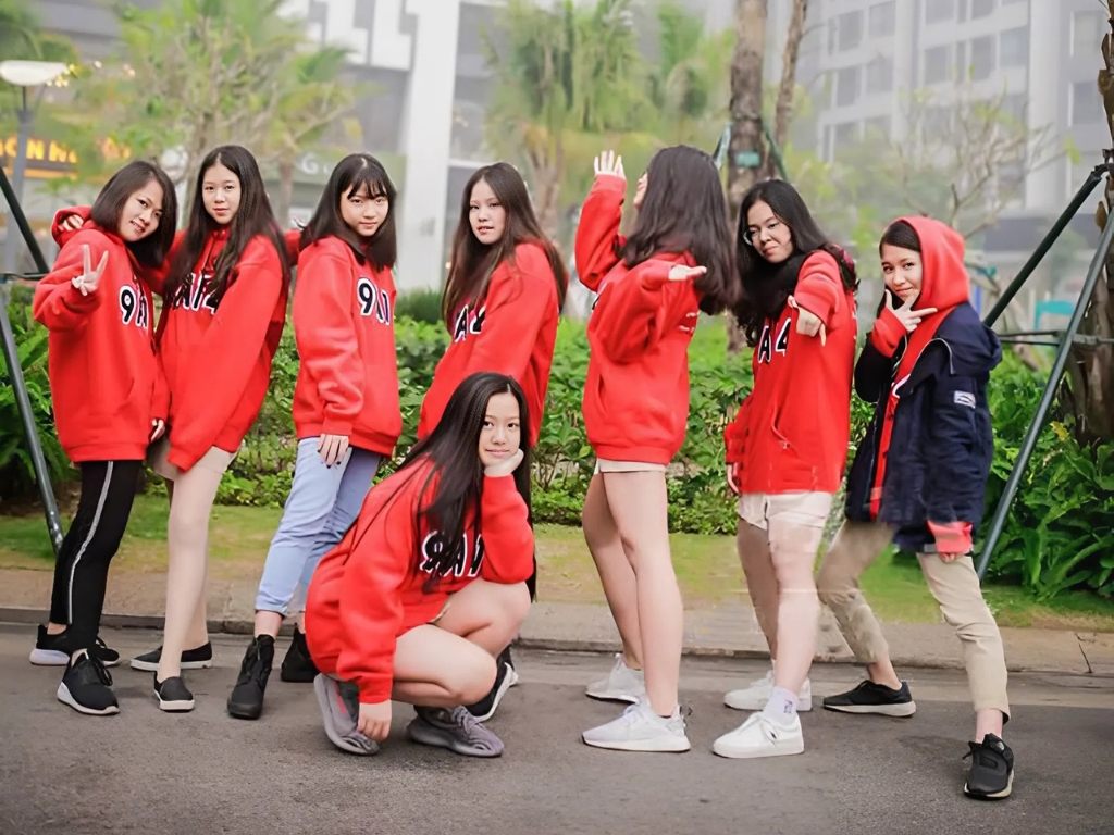 Nếu lớp bạn nổi tiếng với sự năng động thì áo lớp màu đỏ sẽ là lựa chọn tuyệt vời