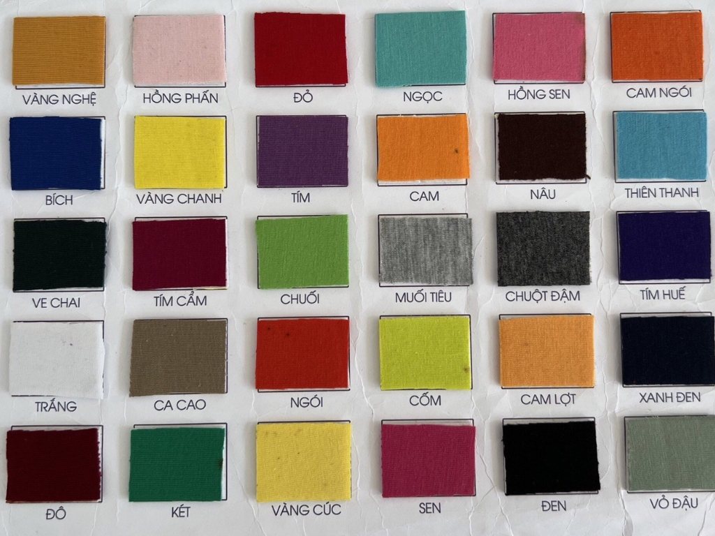 Bạn nên yêu cầu mẫu vải thực tế để cảm nhận chính xác sắc thái màu và chất liệu