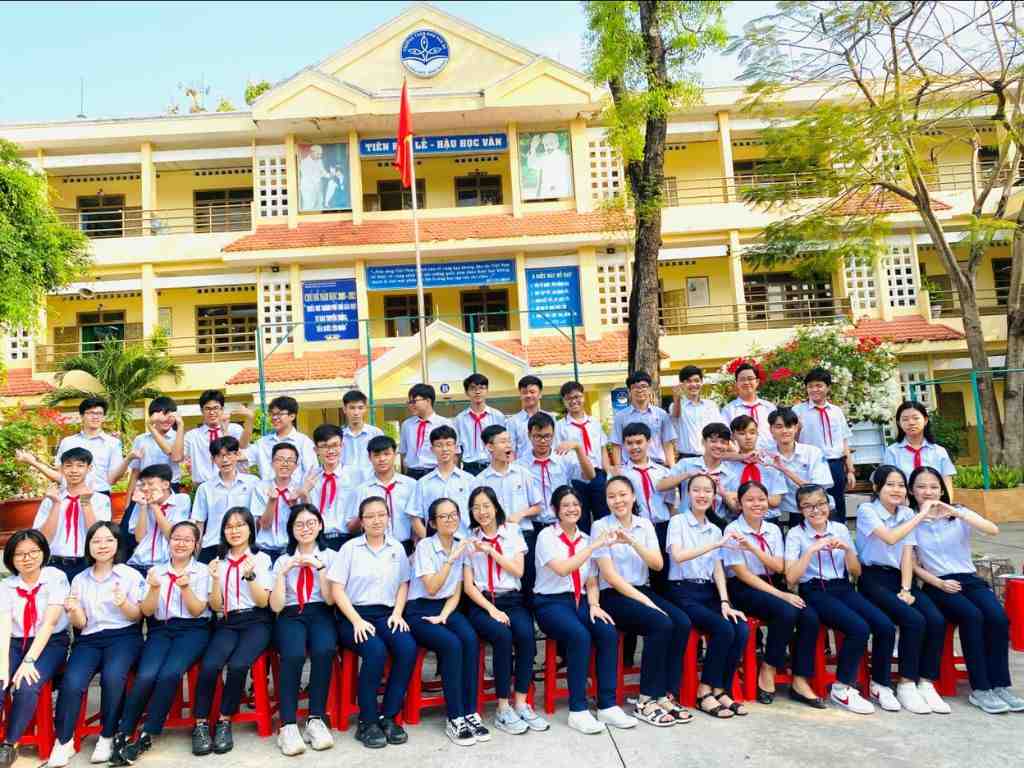 Bạn nên mua đồng phục thấm hút mồ hôi tốt cho trẻ thoải mái học tập