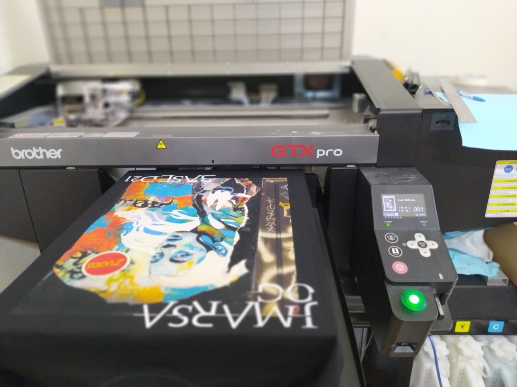 In DTG phù hợp với mẫu áo đồng phục lớp có thiết kế phức tạp