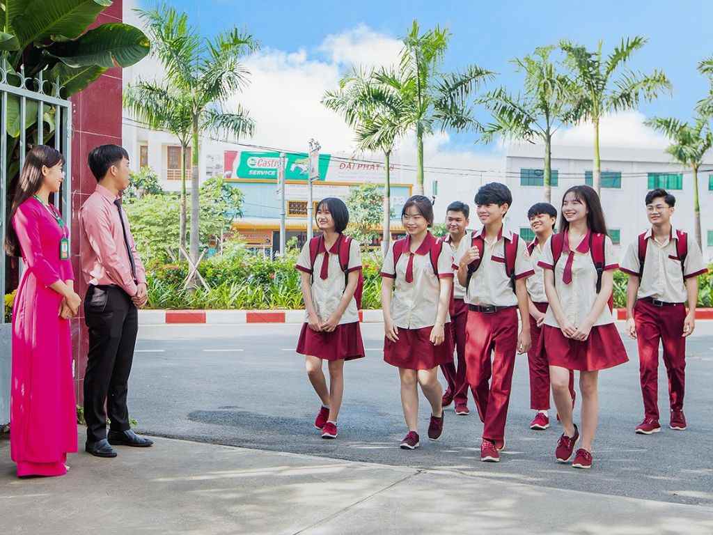 Kiểu dáng áo đồng phục học sinh cấp 2 vừa vặn với trẻ