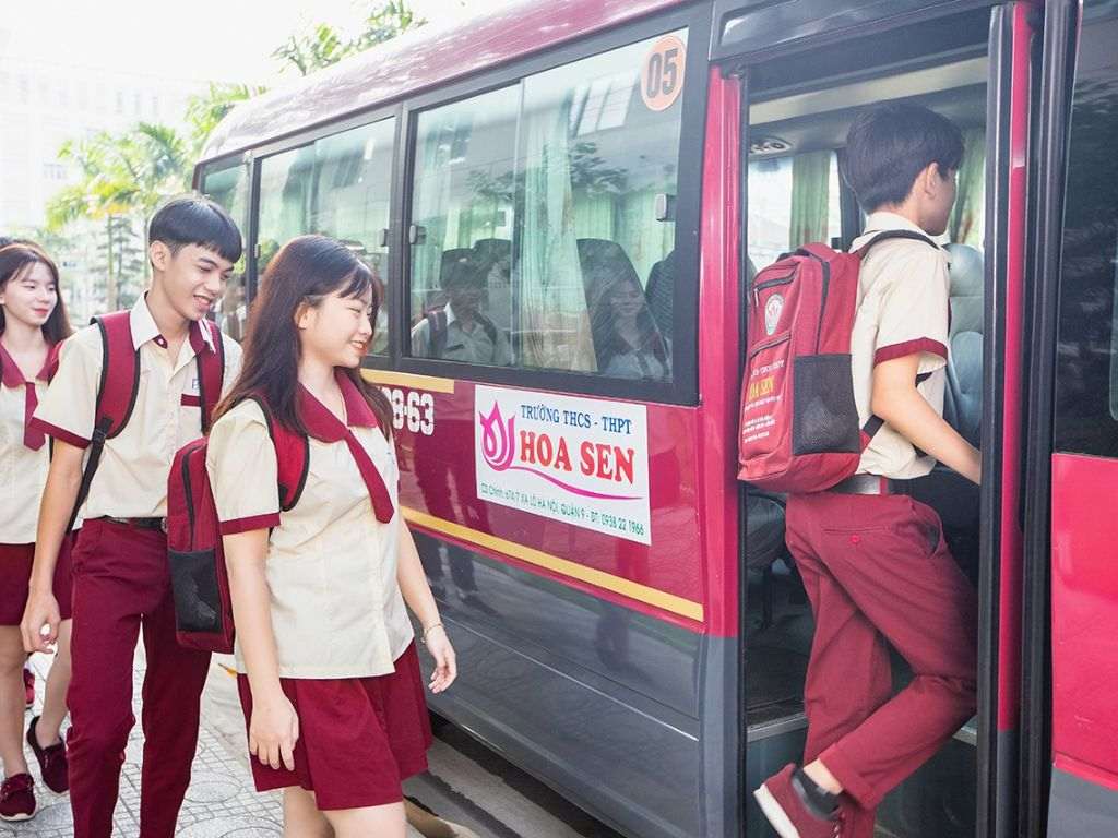 Cà vạt ở cổ tạo điểm nhấn cho áo đồng phục học sinh cấp 2