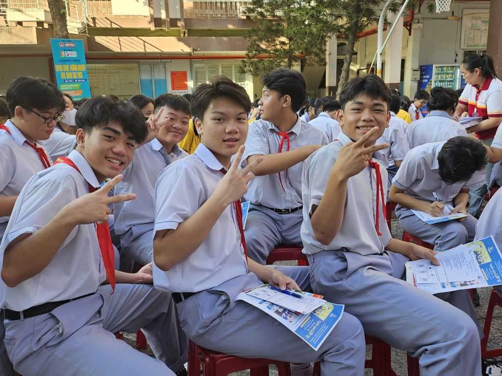 Mẫu đồng phục học sinh cấp 2 đẹp cần vừa vặn với trẻ