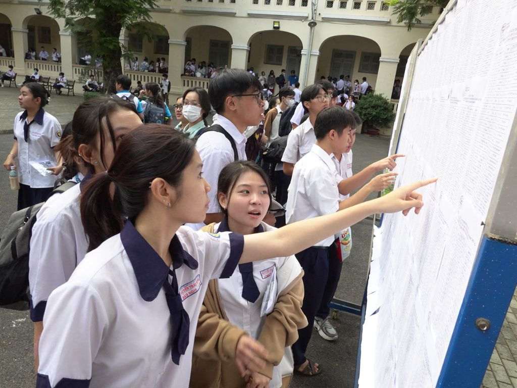 Áo sơ mi là mẫu đồng phục học sinh cấp 2 phổ biến nhất