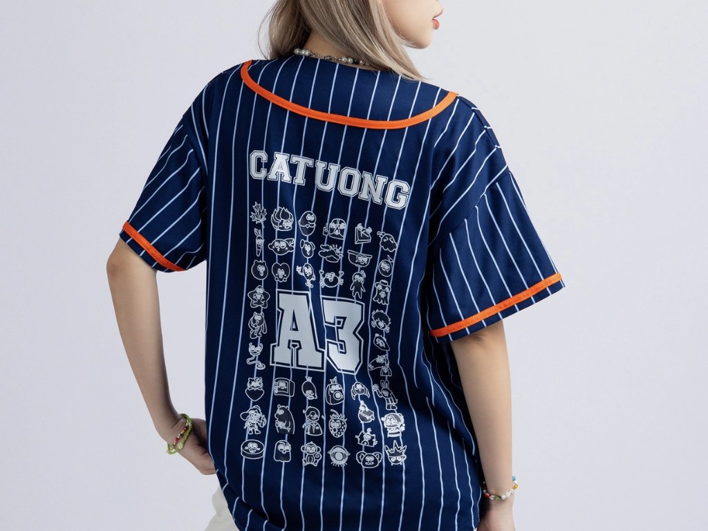 Hình ảnh áo đồng phục lớp đẹp này gây ấn tượng mạnh bằng các hình vẽ độc đáo