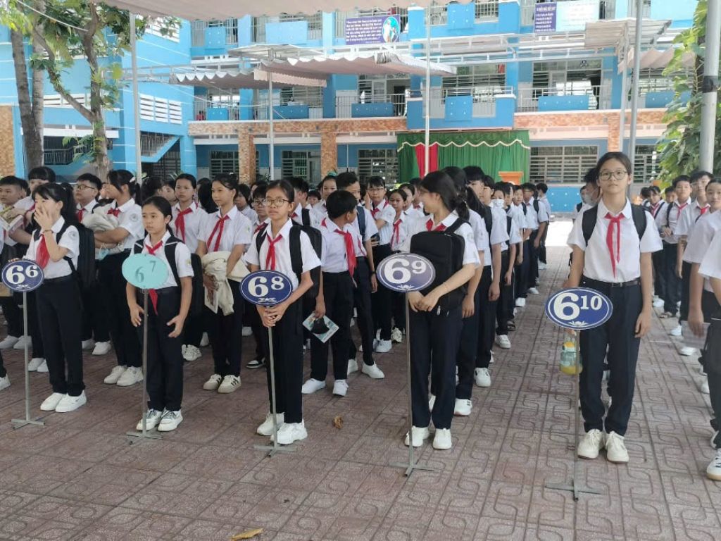 Quần tây dài tối màu là trang phục đi kèm phổ biến với áo sơ mi trắng