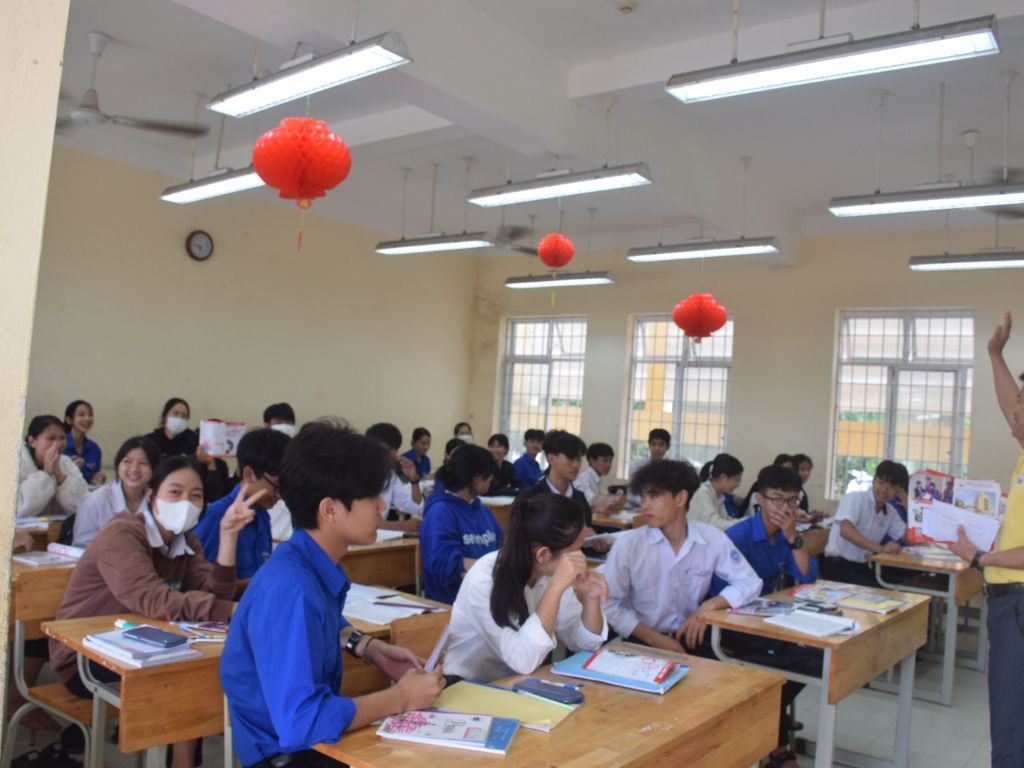 Quy định phổ biến cho đồng phục học sinh Việt Nam cấp 2 là áo sơ mi trắng