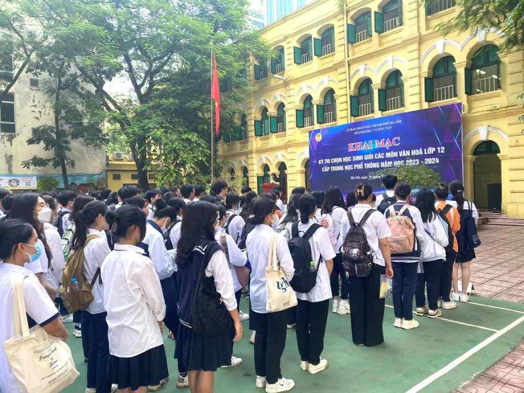 Quần đồng phục học sinh cấp 2 thường có màu tối