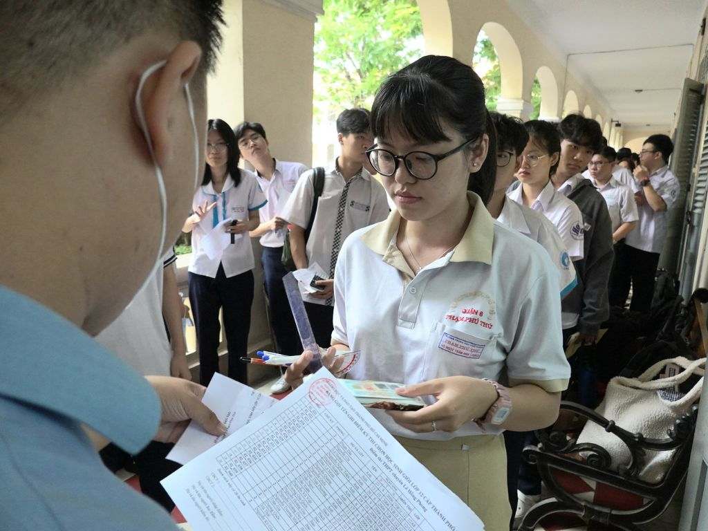 Bạn cần ưu tiên màu sắc hài hòa khi mua đồng phục