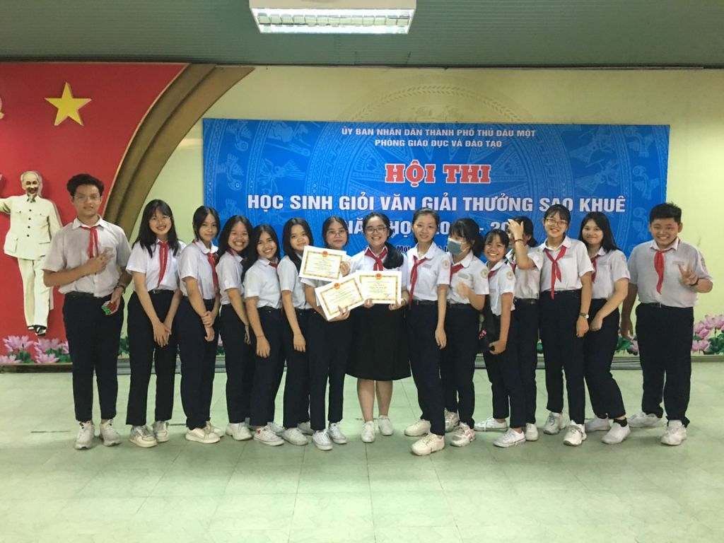 Học sinh thường đeo khăn quàng khi đi học