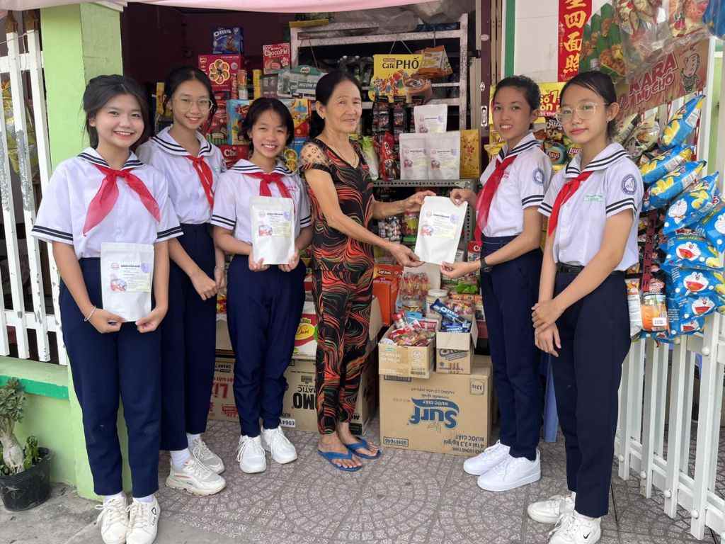 Một bộ đồng phục học sinh có thiết kế càng nhiều chi tiết thì giá càng cao