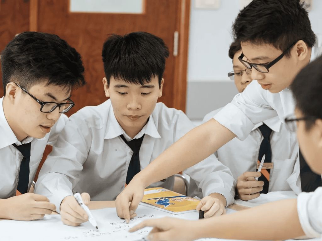 Đồng phục học sinh cần đảm bảo lịch sự khi đi học