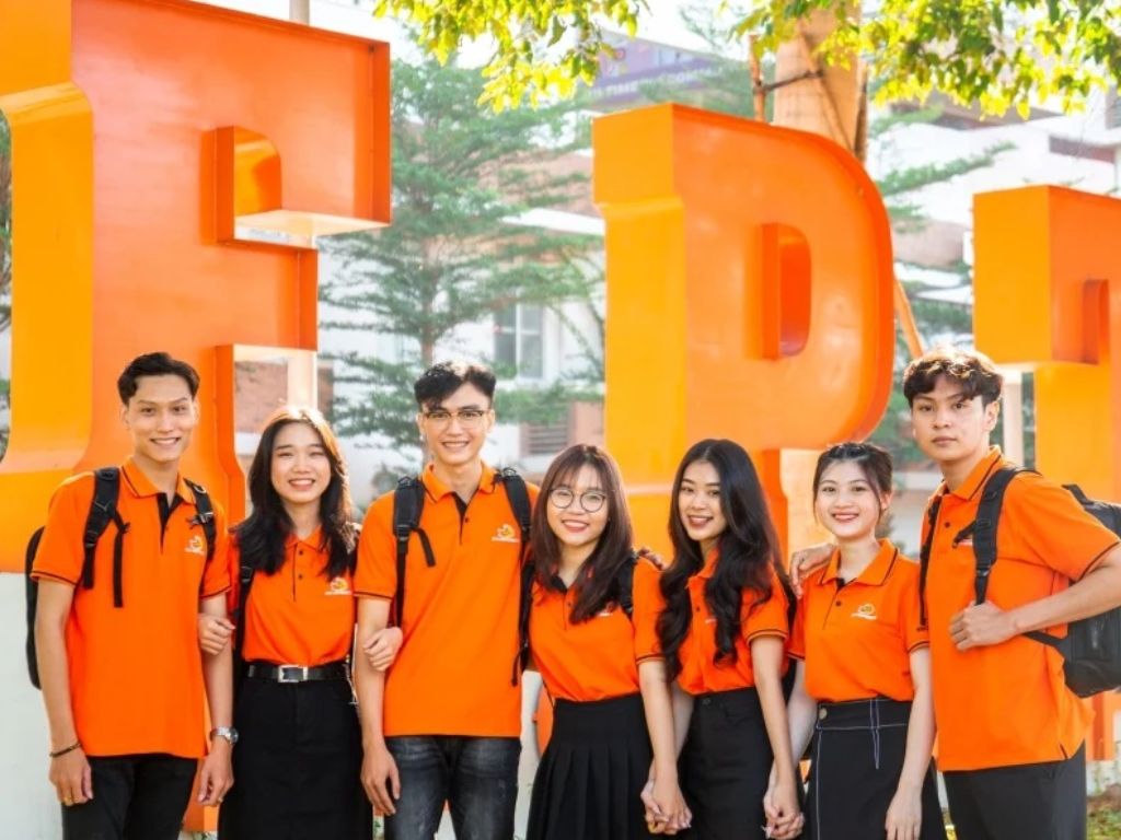 Đồng phục Đại học FPT chính là màu cam đặc trưng