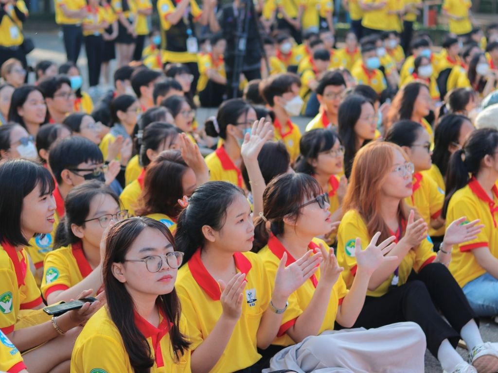 Việc làm quen và tuân thủ quy định mặc đồng phục đại học hình thành thói quen ăn mặc