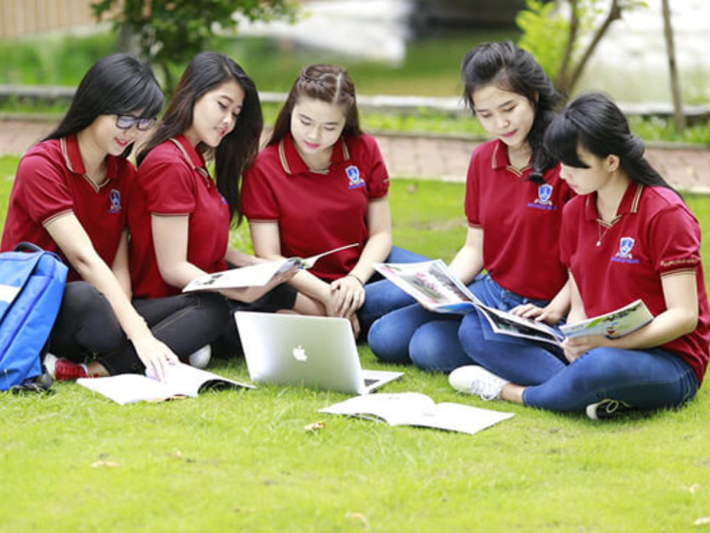 Đồng phục trường đại học giúp thể hiện bản sắc